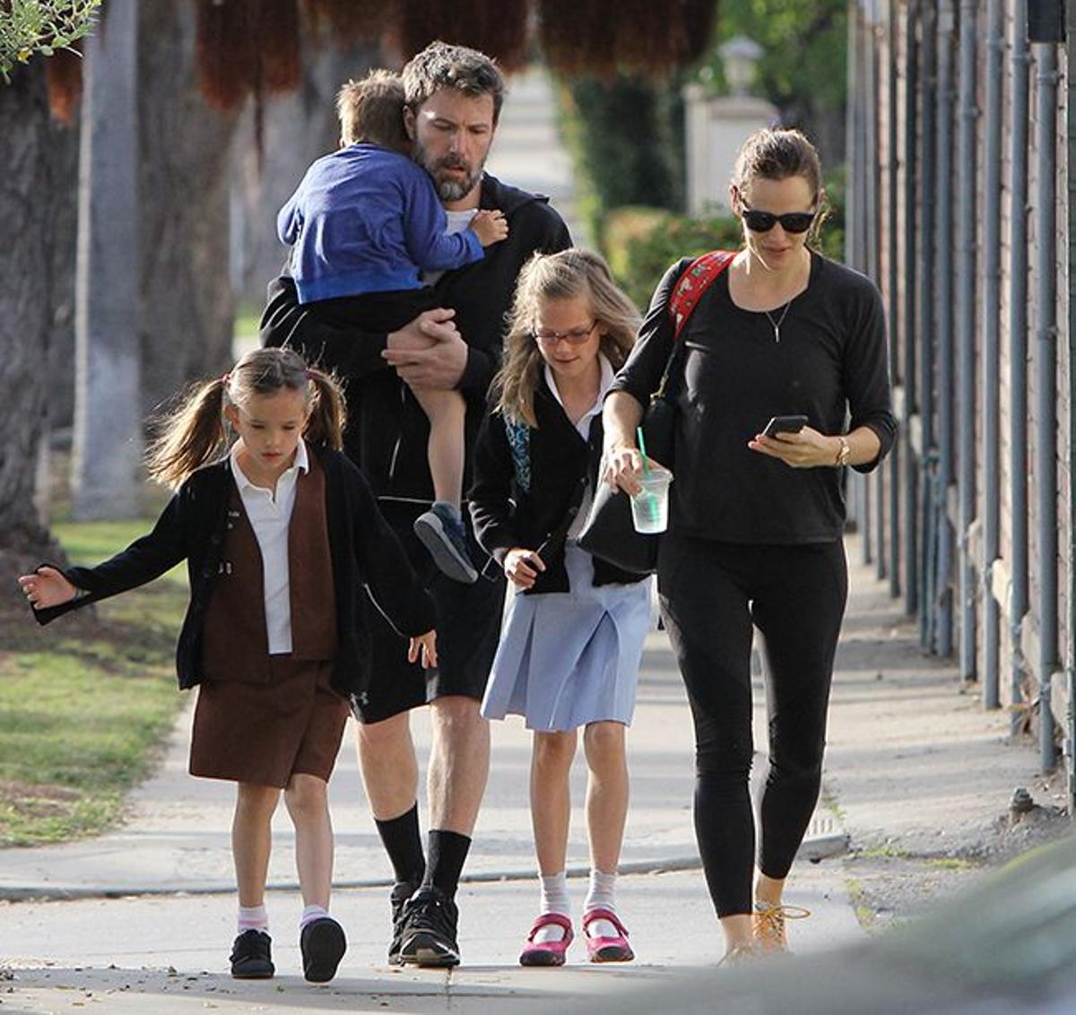 Jennifer Garner y Ben Affleck con sus tres hijos por Santa Monica