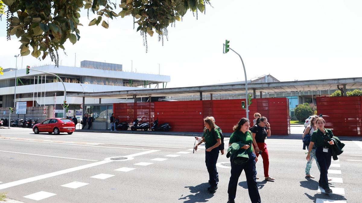 Trabajadores de la fábrica Stellantis Vigo en el cambio de turno.