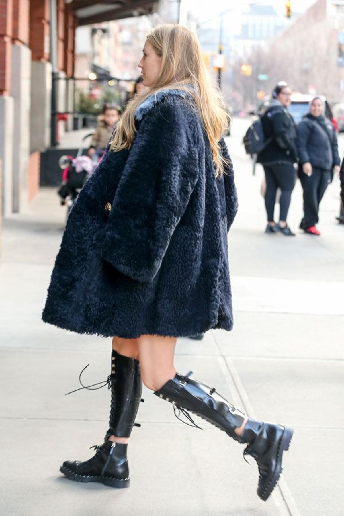 Blake Lively con abrigo de pelo azul de Burberry y botas de Valentino