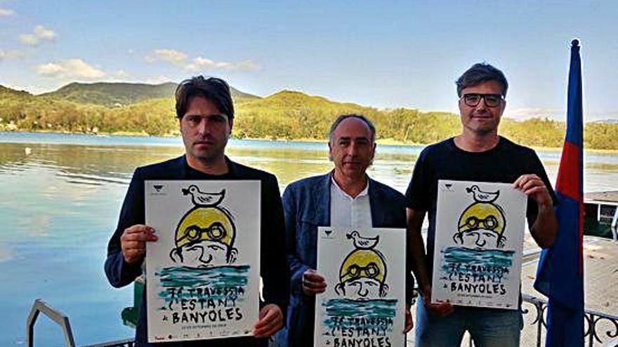 Jordi Congost, Antoni Bramon i Marc Vicens, amb el cartell de la Travessia de l&#039;Estany.