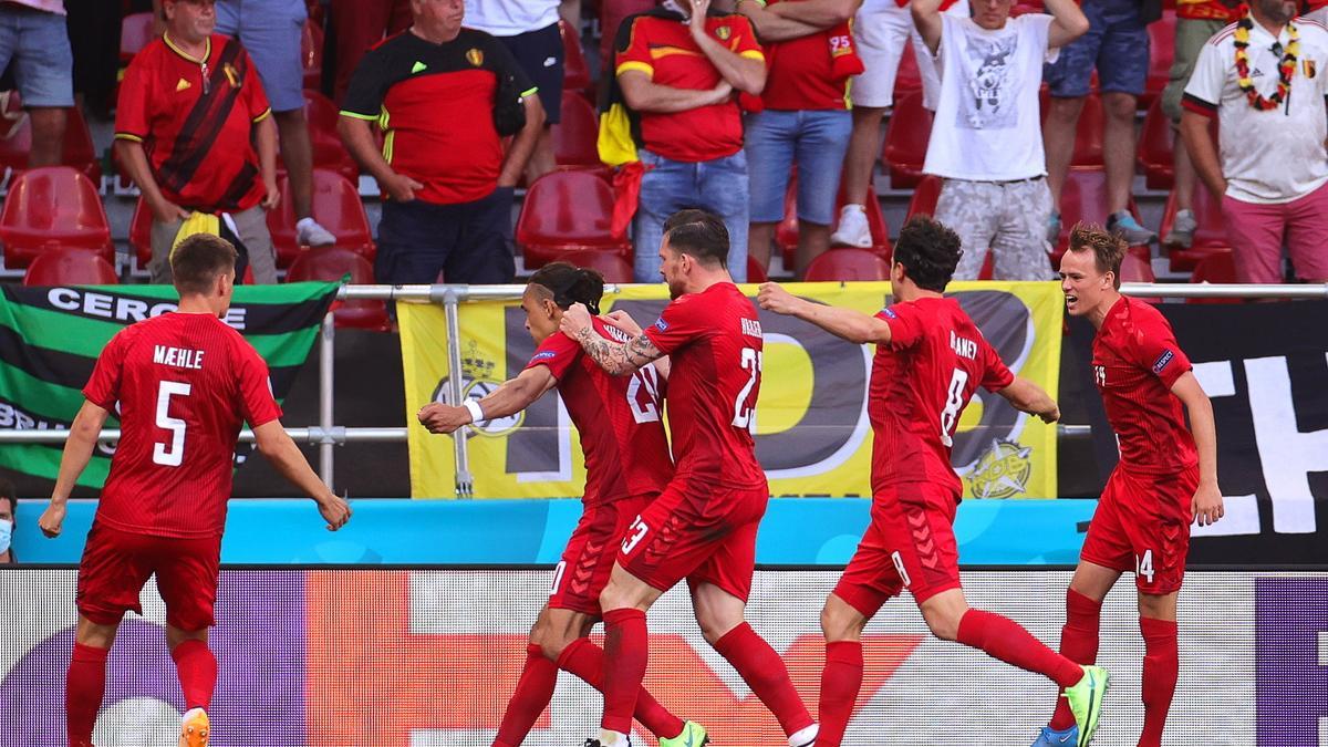 Dinamarca celebrando el gol