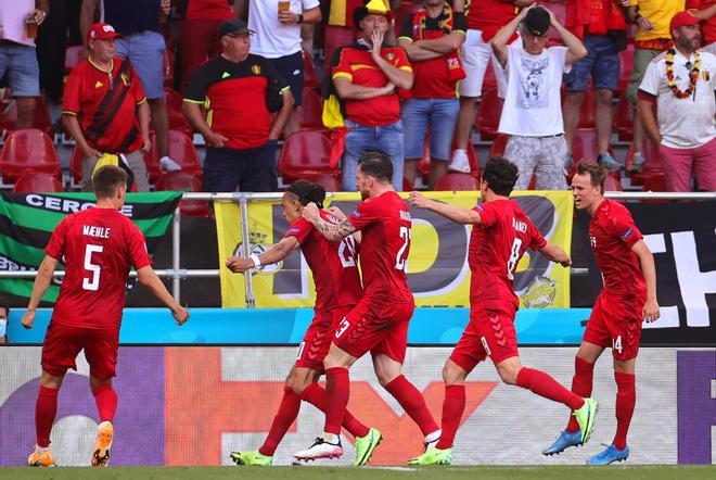 Dinamarca celebrando el gol