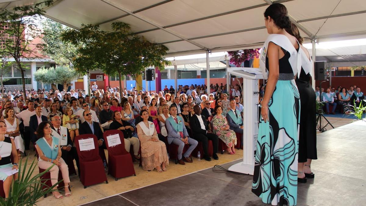 Dos alumnas, en un momento de su discurso