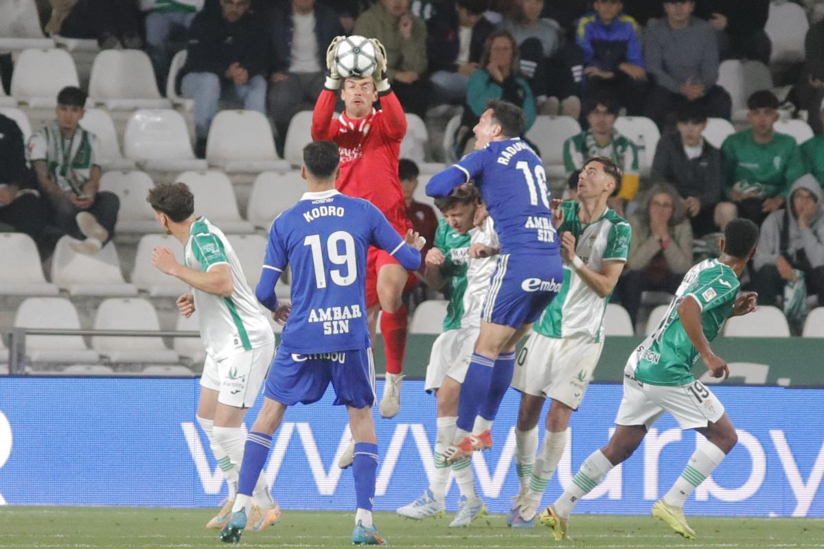 Iker Álvarez ataja un balón aéreo durante el tramo final del duelo ante el Zaragoza.