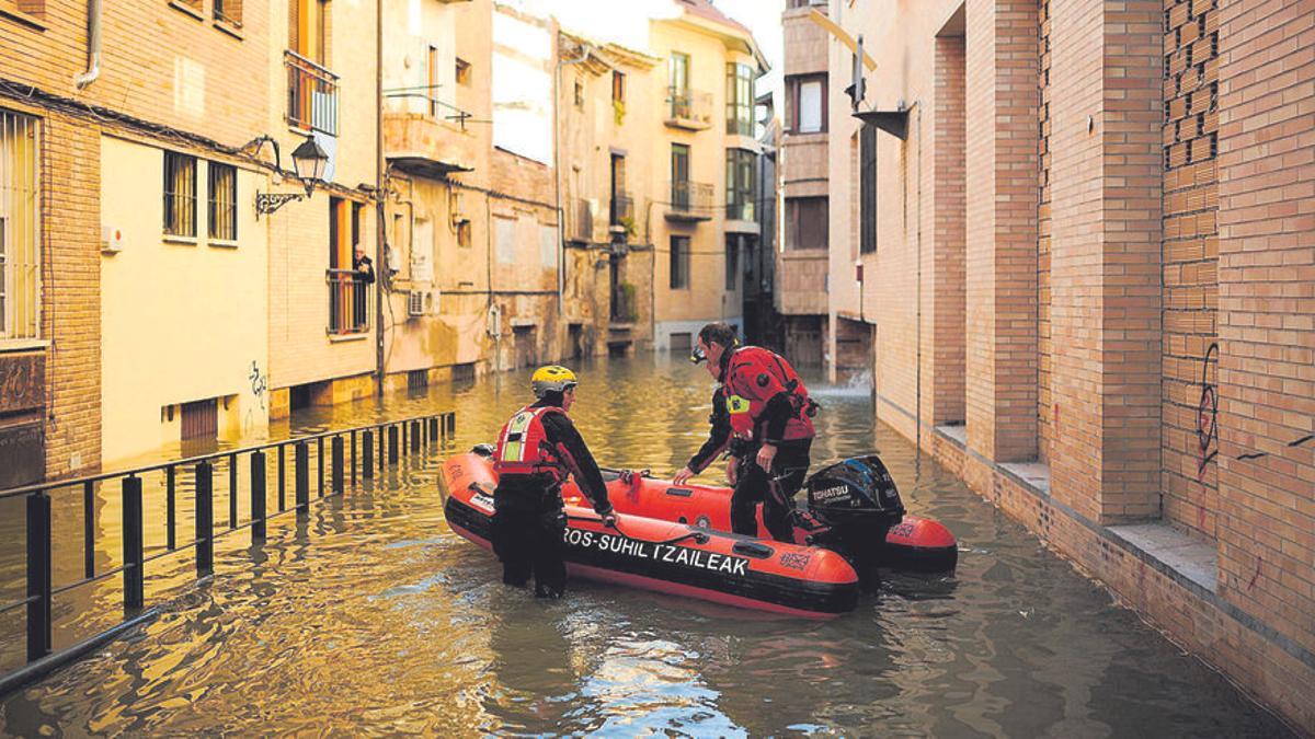 Efectivos de emergencia en el centro de Tudela, en Navarra.
