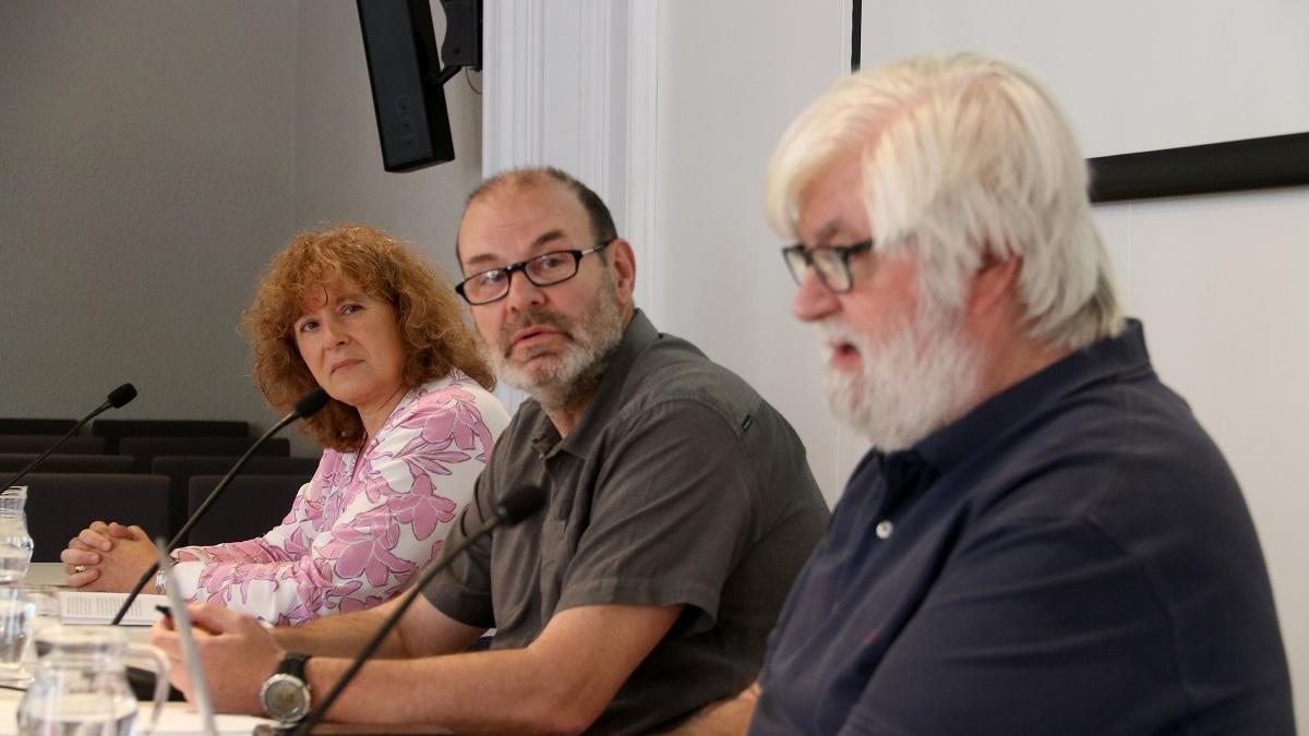 Òscar Escuder y Rut Carandell, presidente y directora de Plataforma per la Llengua, con el abogado Josep Jover