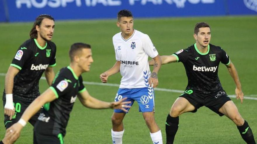 Jorge Padilla, rodeado de contrarios en el encuentro ante el Leganés.