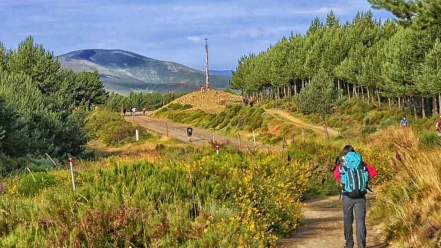 Amantes del Camino denuncian la alteración de la Cruz de Ferro y piden devolverla a su estado original