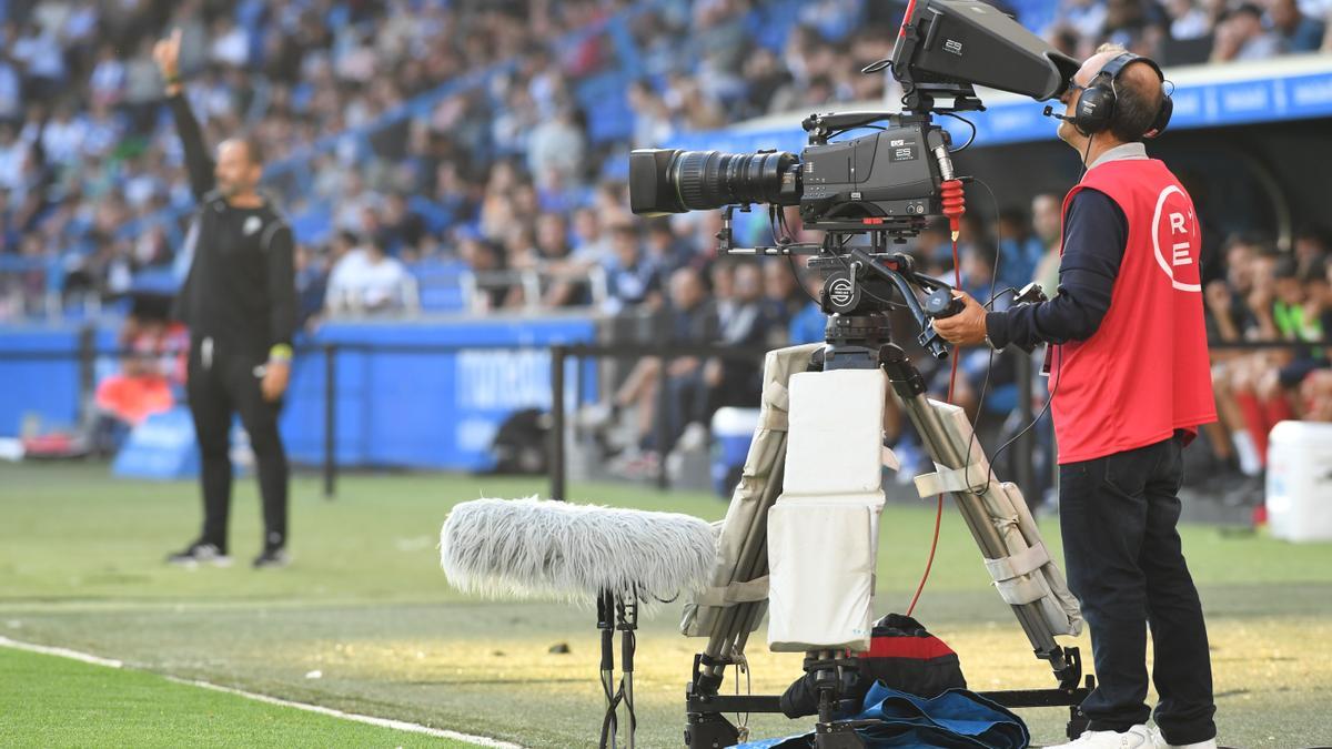 Un operador de cámara durante un partido en Riazor.