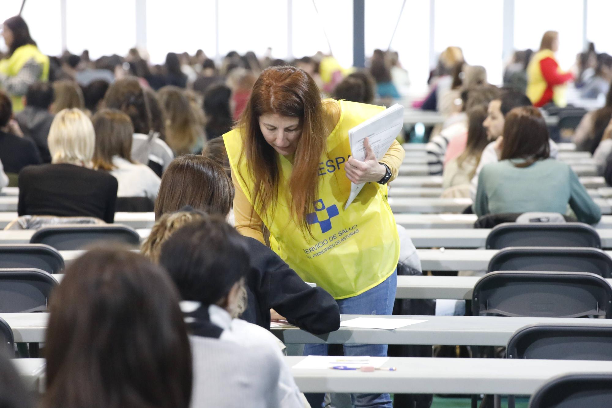 Miles de personas participan en la macrooposición de la sanidad pública asturiana.