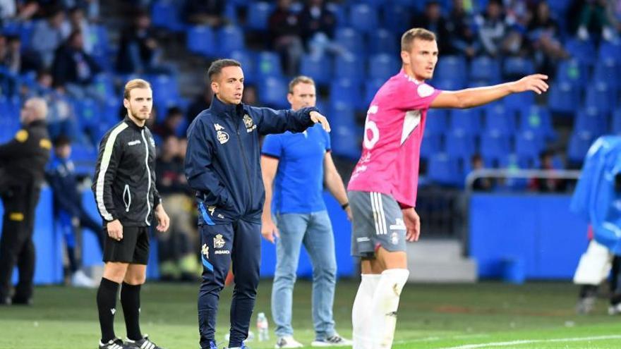 Borja Jiménez da instrucciones durante el partido de ayer contra el Talavera. |  // CARLOS PARDELLAS