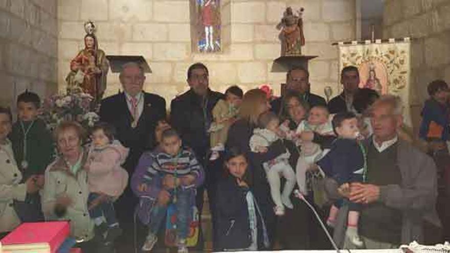 Foto de familia de los nuevos hermanos de la Cofradía de la Virgen de la Guía, tras la imposición de medallas, el pasado viernes.