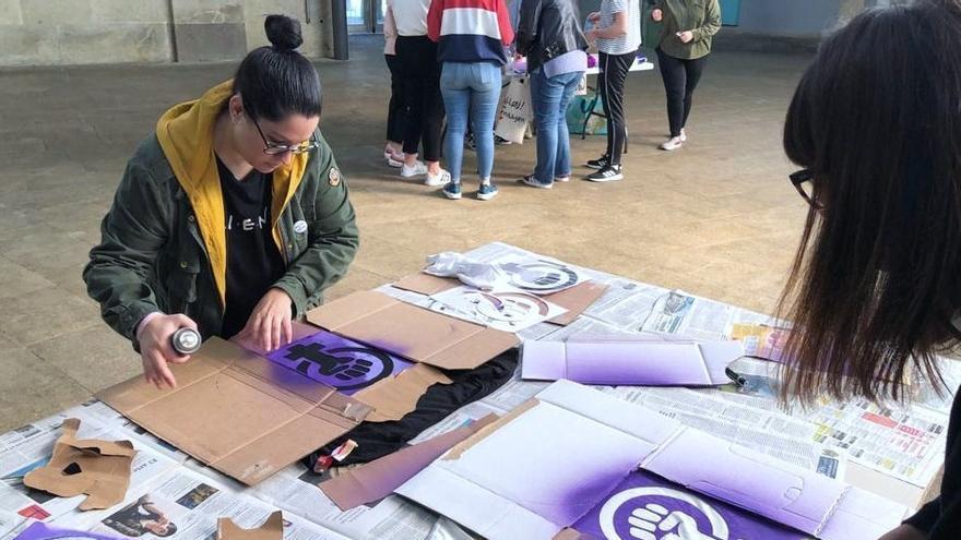 Preparativos para la celebración del 8M en Marín en años pasados.