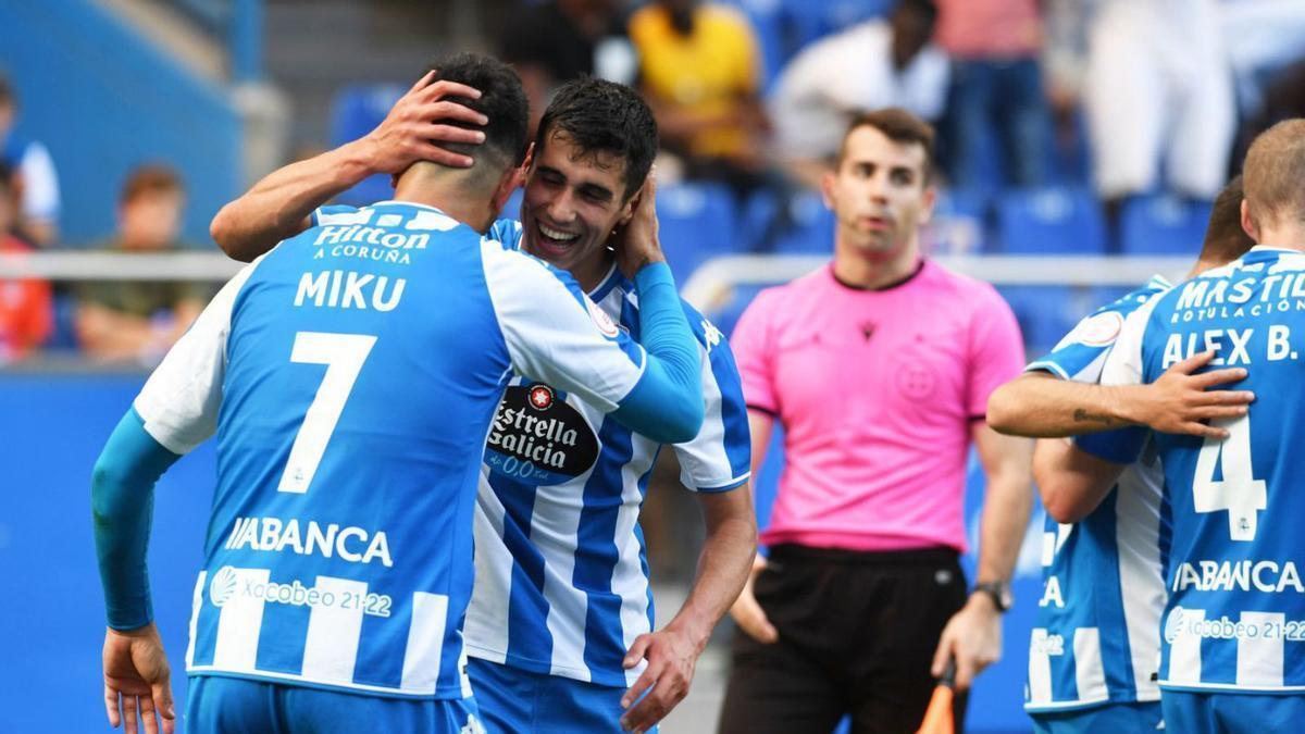 Miku celebra con Villares el gol de la victoria contra el Tudelano el sábado en Riazor. |  // CARLOS PARDELLAS