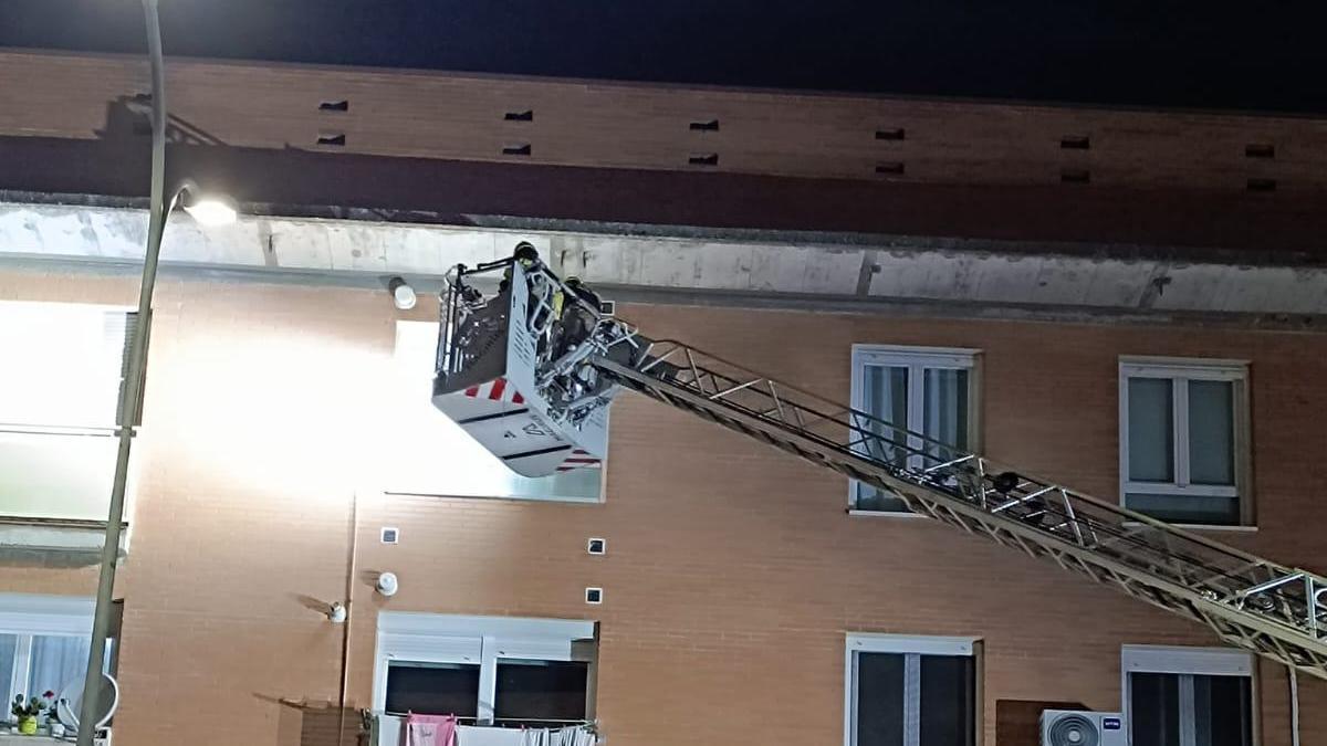 Intervención de los bomberos en la calle Bartolomé José Gallardo.