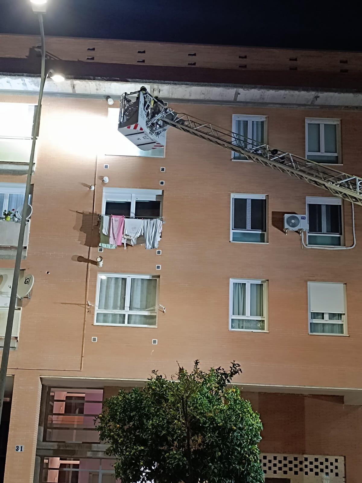 Intervención de los bomberos en la calle Bartolomé José Gallardo.