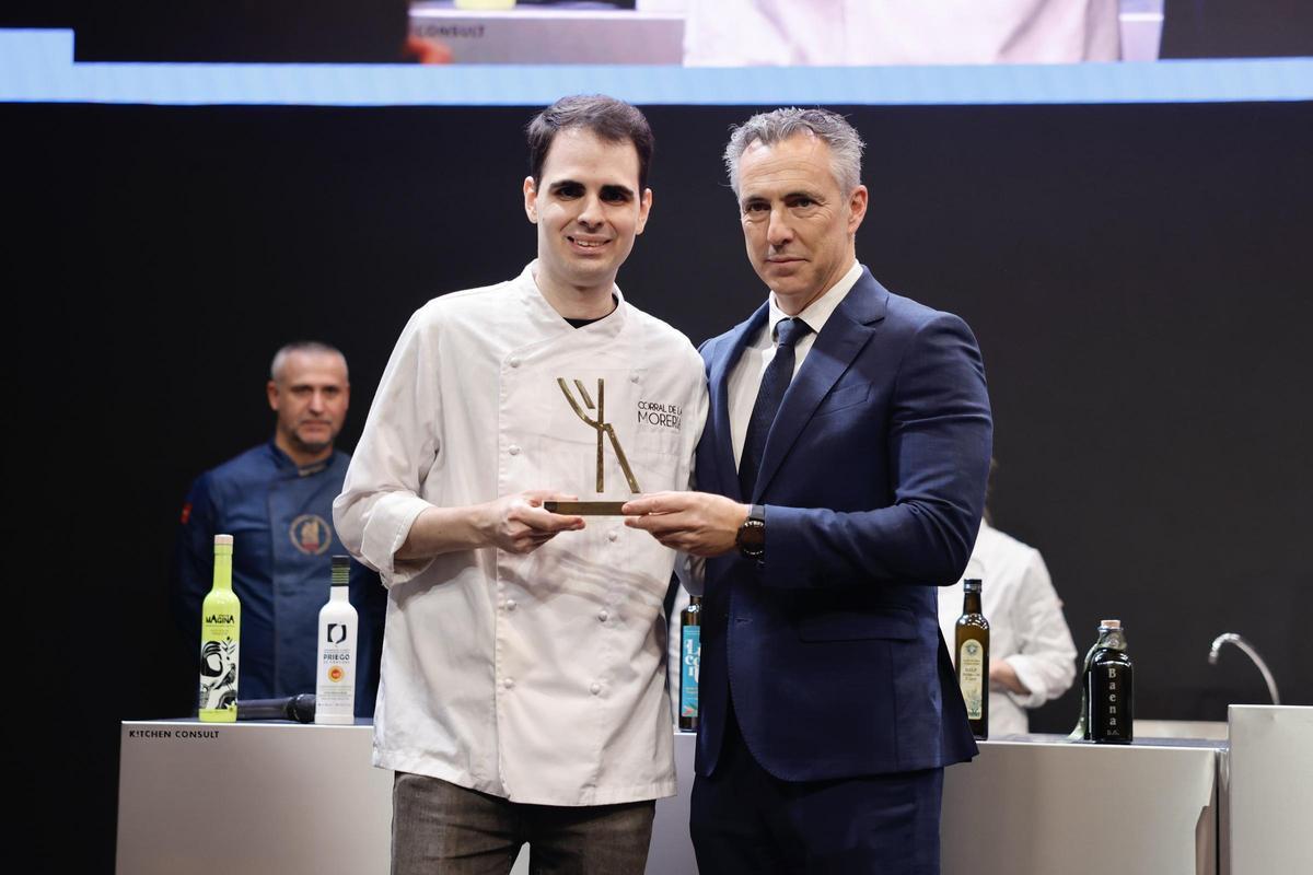 Carlos López Navarro recibe el primer premio del VI Concurso Alimentos de Madrid.