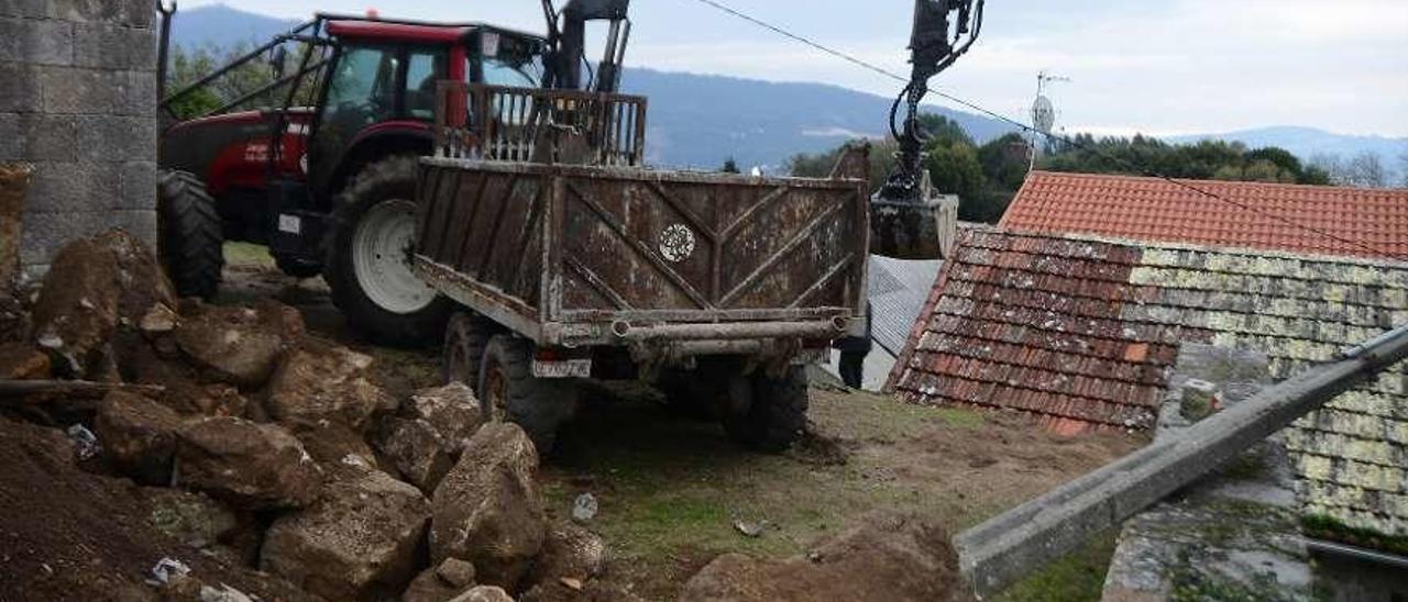 Operarios, durante la pasada semana, levantando las piedras desprendidas. // Gonzalo Núñez