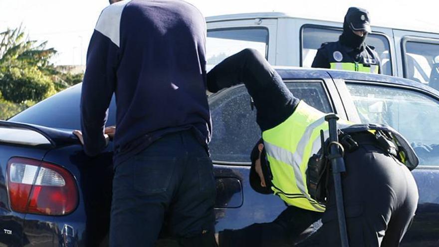 Pega a un joven con un vaso en una discoteca