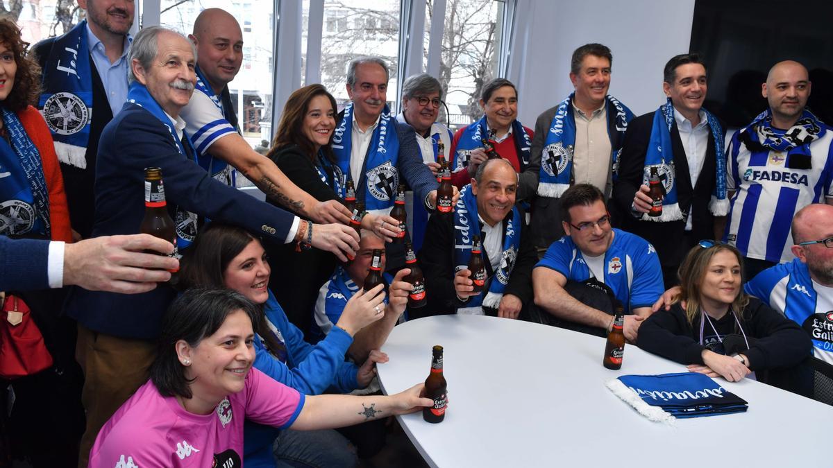 Inés Rey y Antonio Couceiro coinciden en la inauguración del nuevo local de la Federación de Peñas Deportivistas en Riazor