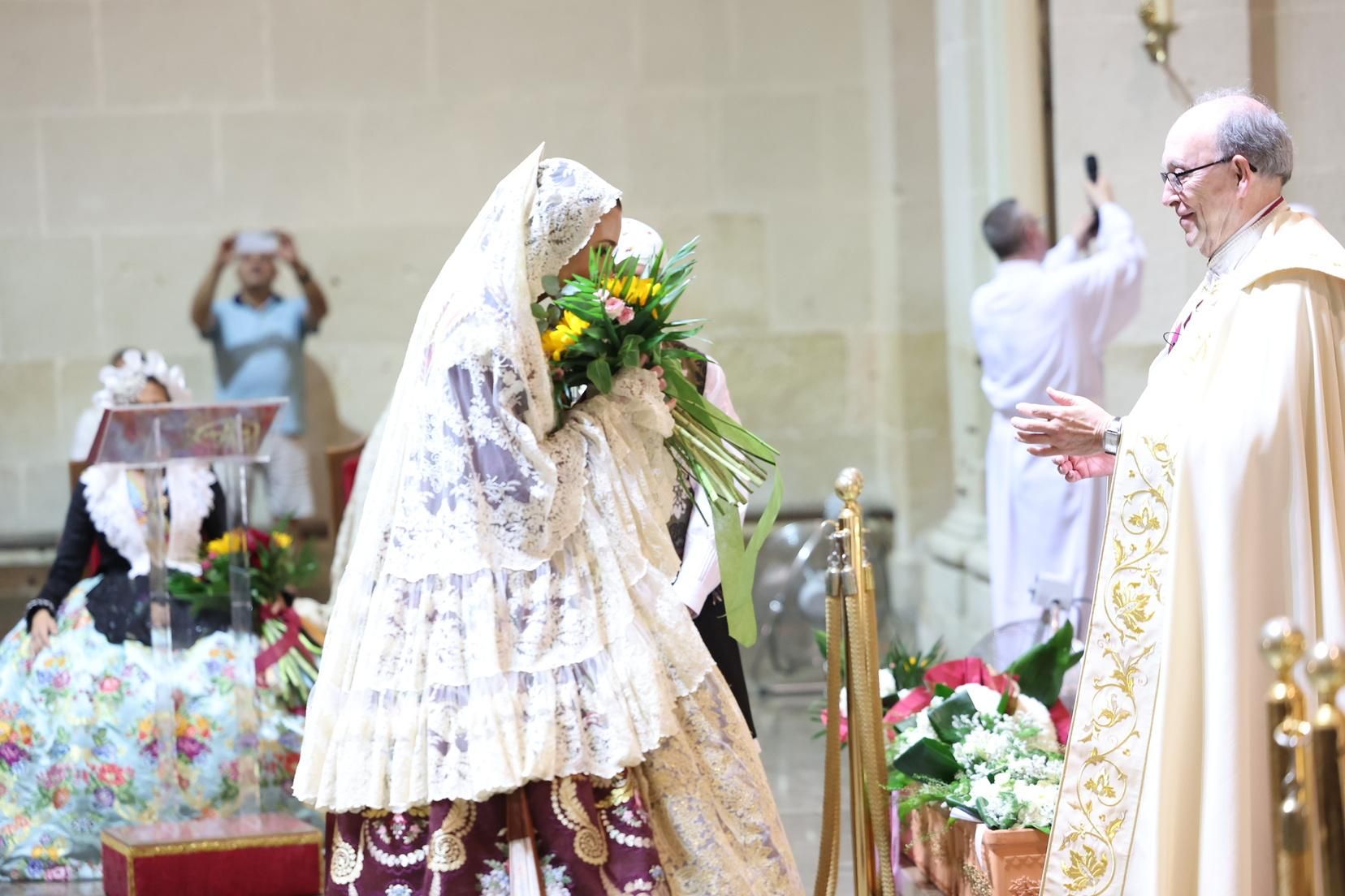 Berta y la corte completan la Ofrenda de Alicante