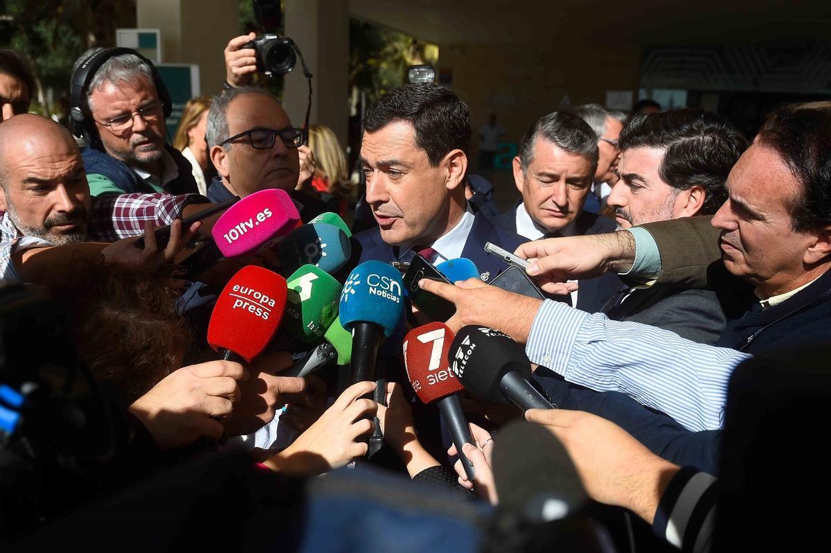 El presidente de la Junta de Andalucía, Juanma Moreno, atendiendo a los medios en la inauguración del Centro de Ciberseguridad de Andalucía (CIAN), en el Puerto de Málaga.