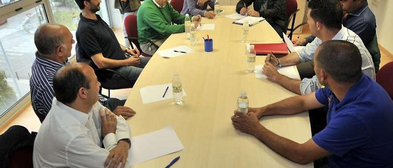 Los consejeros durante la reunión celebrada ayer en Pasarón.