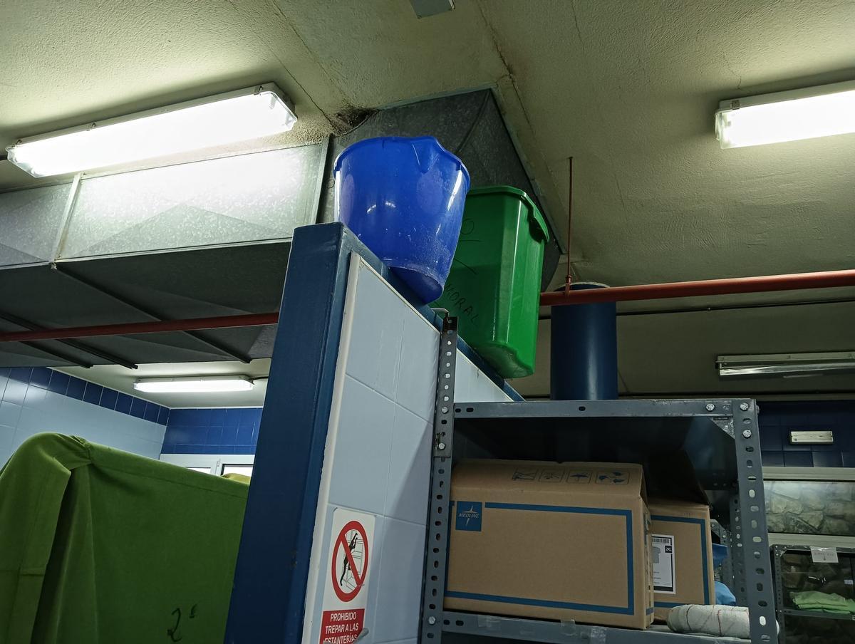 Cubos para las goteras de la lavandería del hospital de Plasencia.
