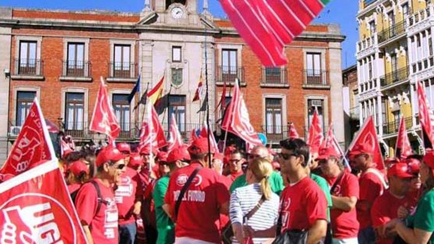 Manifestación de UGT frente al Ayuntamiento de Zamora.