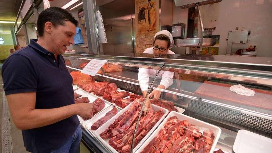 Un cliente compra carne de toro, ayer, en la plaza de abastos. // Gustavo Santos
