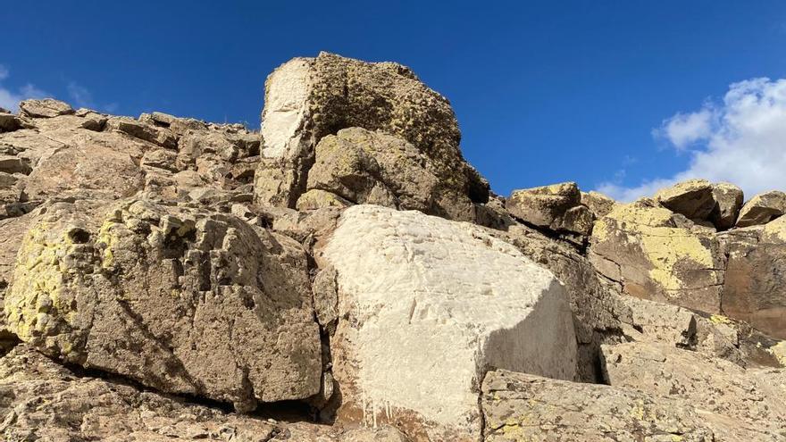 Denuncian la aparición de pintadas e incisiones en el yacimiento arqueológico de Morro de La Galera