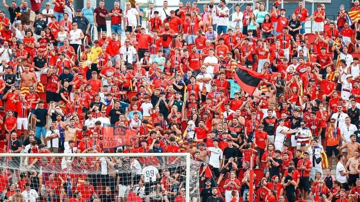 El Mallorca moviliza a su afición: recibimiento al equipo y Son Moix teñido de rojo ante el Espanyol
