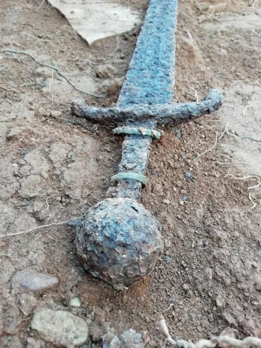 Espada del silgo XIV encontrada en el Castillo de Aín