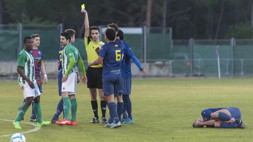 Gerard Brull, mostrant una targeta en un partit de la temporada passada entre l&#039;Escala i la Jonquera · Josep Ribas Falgués