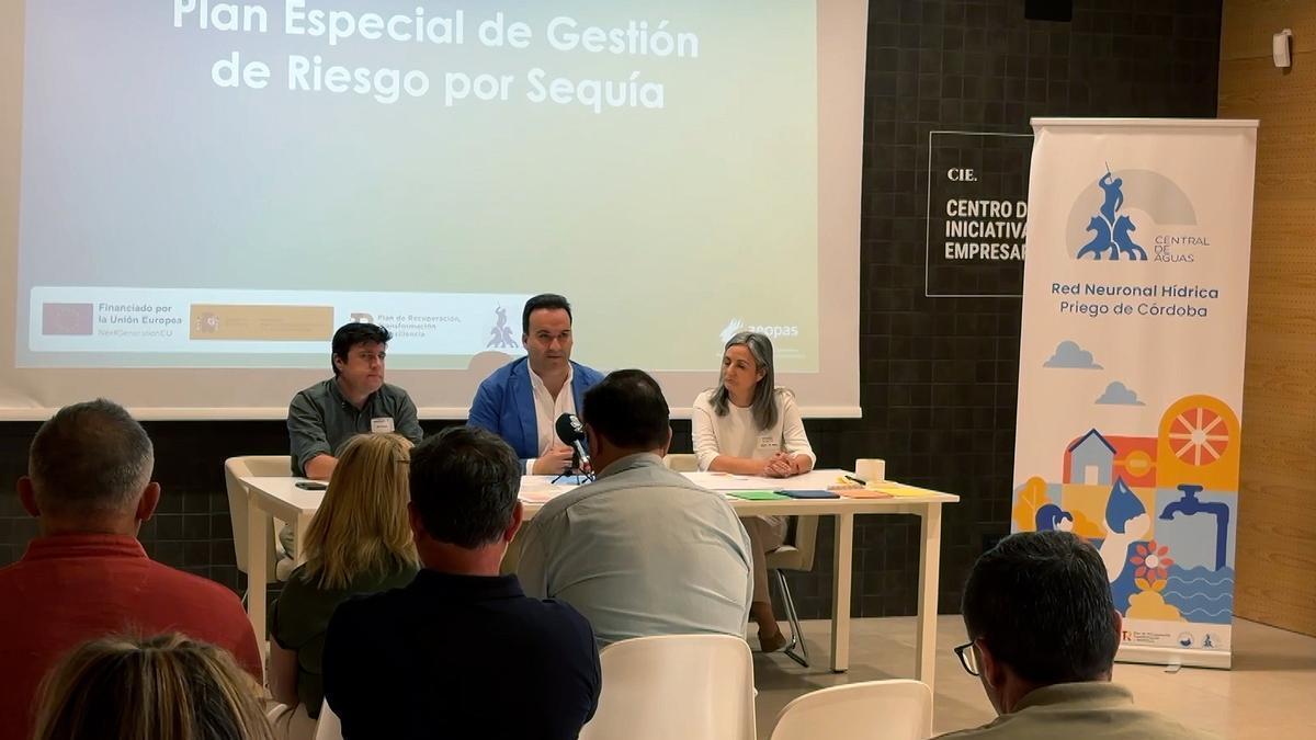 Antonio Ramírez, técnico de Aeopas; Juan Ramón Valdivia, alcalde, y Encarnación Valdivia, gerente de Central de Aguas.