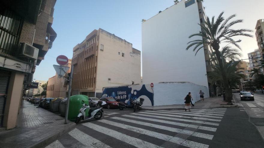 El mural de Doble 13 desaparece de la avenida Benito Pérez Galdós de Alicante