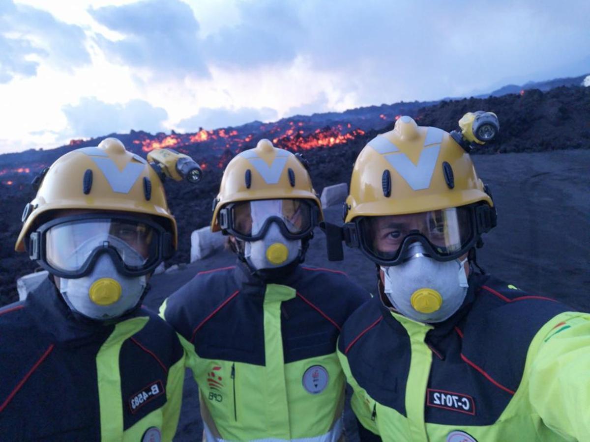 Tres de los bomberos de la diputación pacense que han ido a ayudar a La Palma, 'a pie de lava'.