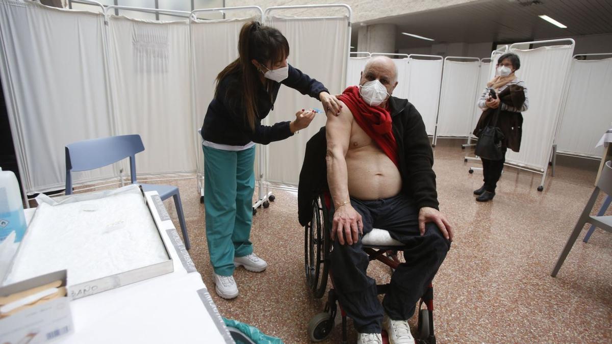 Sanidad habilitó ayer, día de Navidad, un punto de vacunación en el Hospital de Sant Joan de Alicante para mayores y docentes.  | JOSÉ NAVARRO