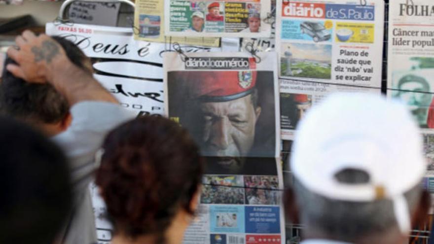 Ciutadans brasilers miren les portades sobre Hugo Chávez en un quiosc de Sao Paulo.