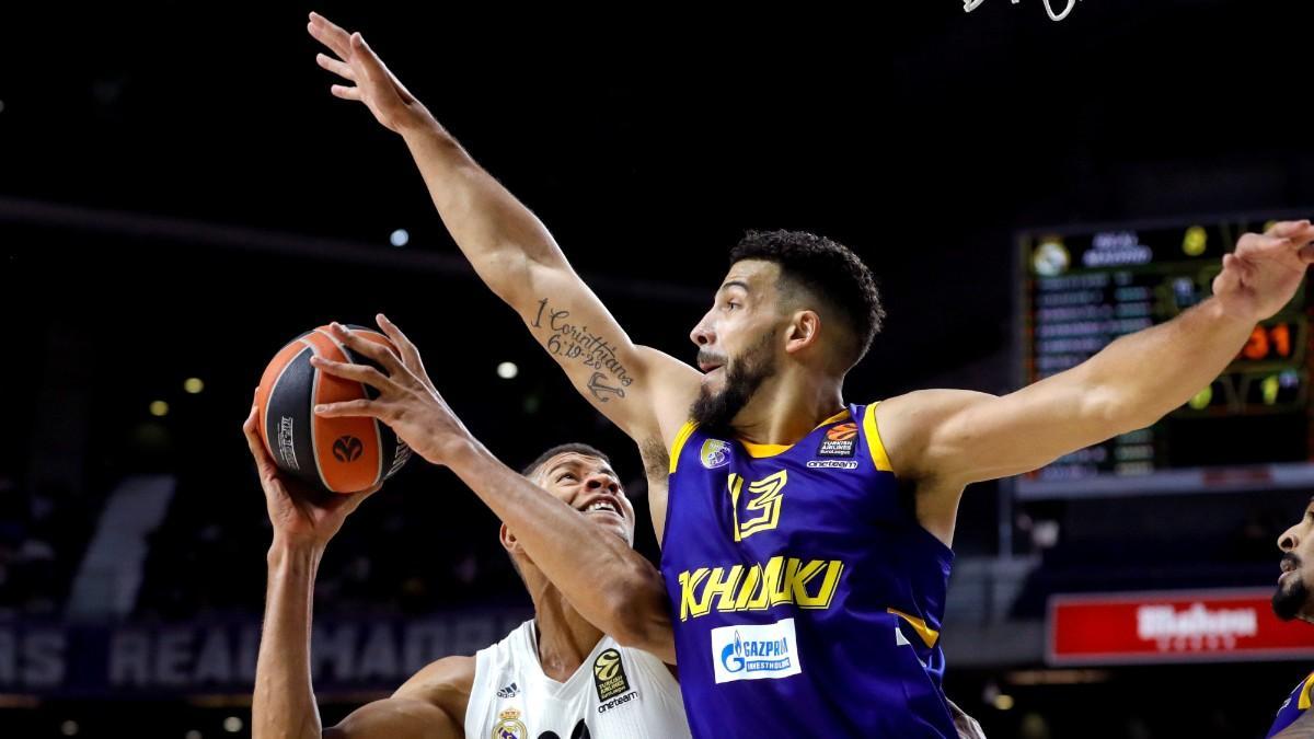 Anthony Gill, ante Edy Tavares en un partido de Euroliga entre el Real Madrid y el Khimki