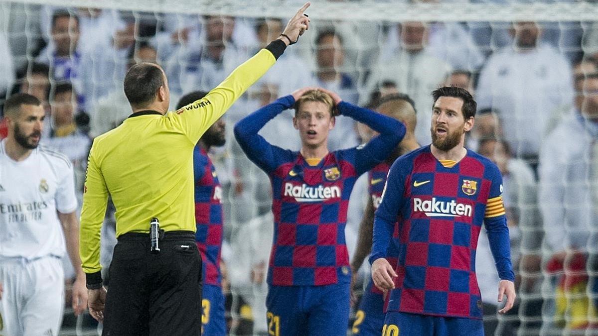 Messi y De Jong se quejan de una decisión de Mateu Lahoz en el clásico del Bernabéu.