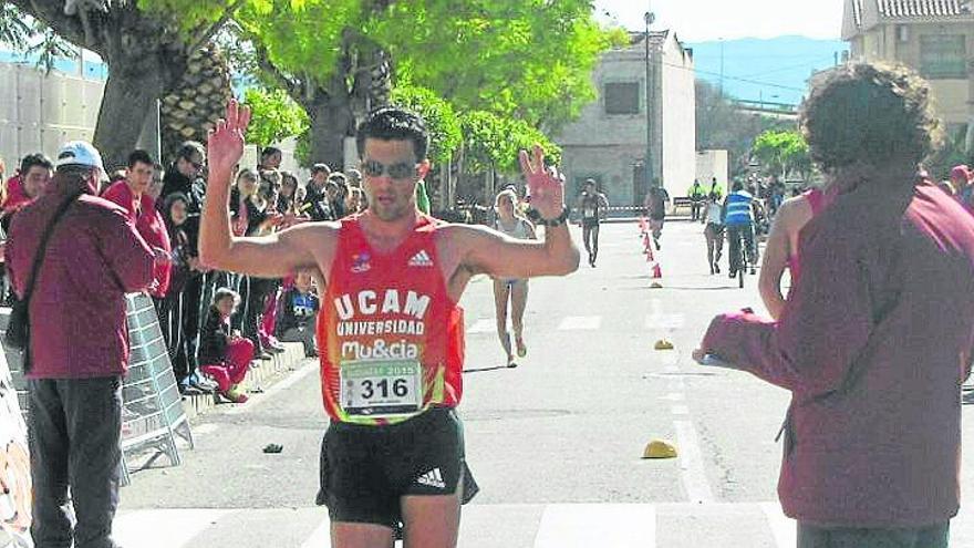 Miguel Ángel López celebra su triunfo al cruzar la línea de meta.