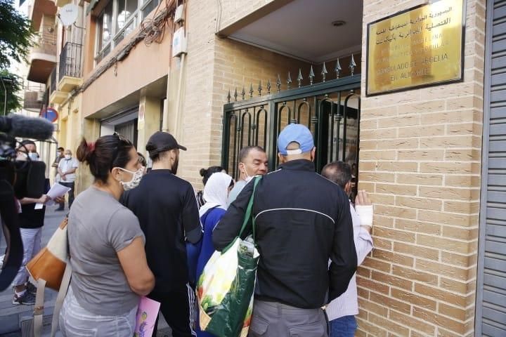 Protesta ante el Consulado de argelinos que quieren salir de España