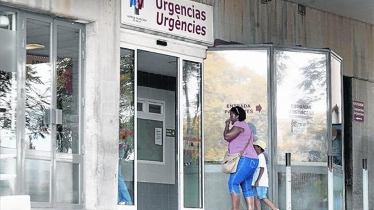 Puerta de acceso al servicio de Urgencias del Hospital Sant Joan de Alicante, donde acudió el hombre sospechoso de padecer ébola.