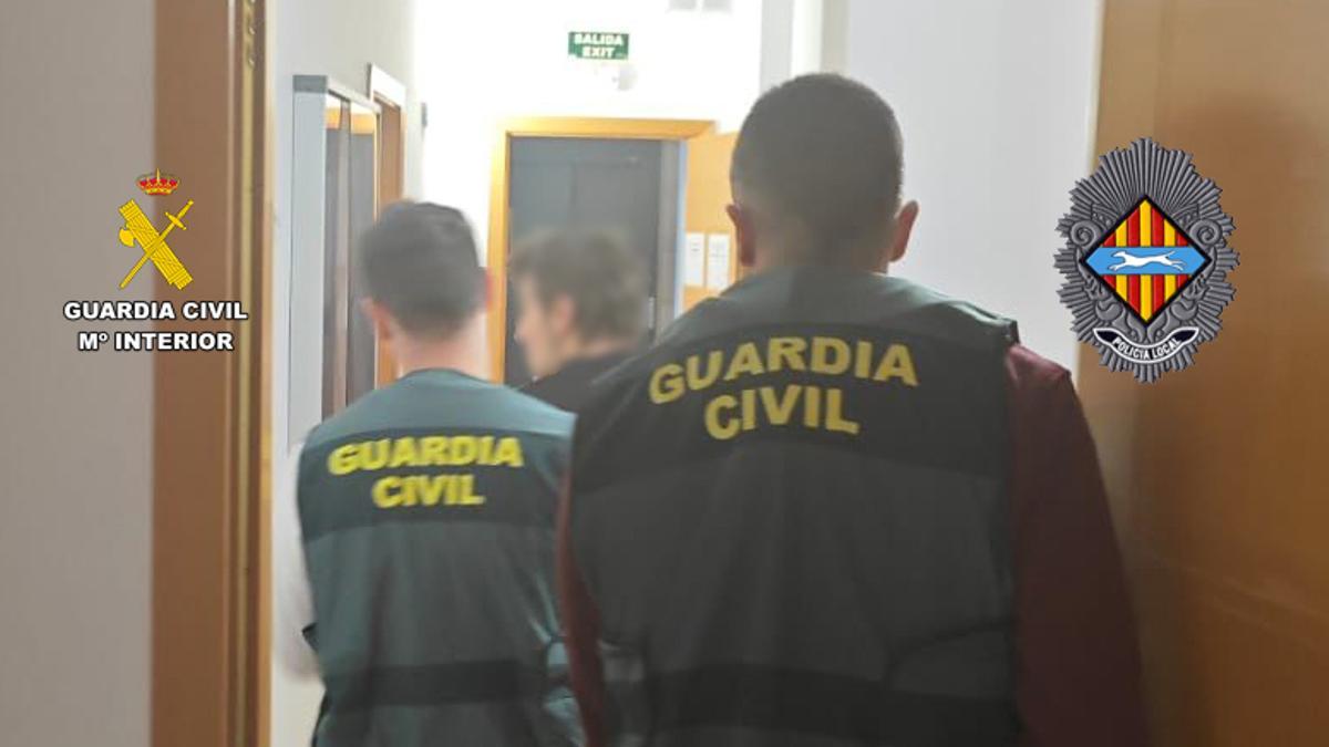 Agentes de la Guardia Civil llevan detenido al presunto autor de los robos en Inca.