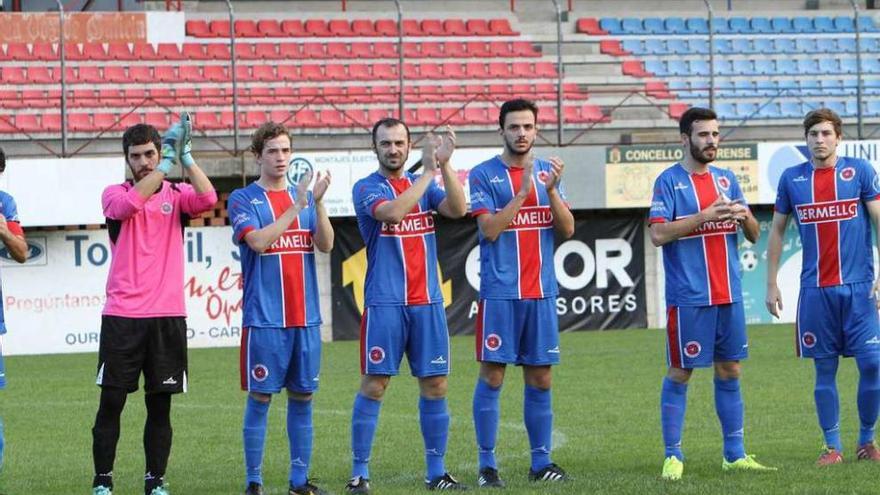 Algunos jugadores de la UD Ourense saludan a los aficionados en O Couto. // Iñaki Osorio