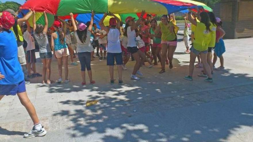Los niños jugando al paracaídas de colores en la Alameda Vella. // Gonzalo Núñez