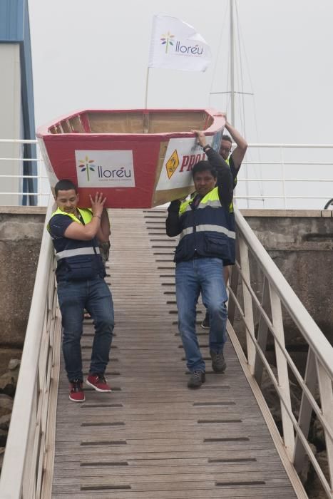 Botadura de chalanas de cartón en Marina Yates, en Gijón