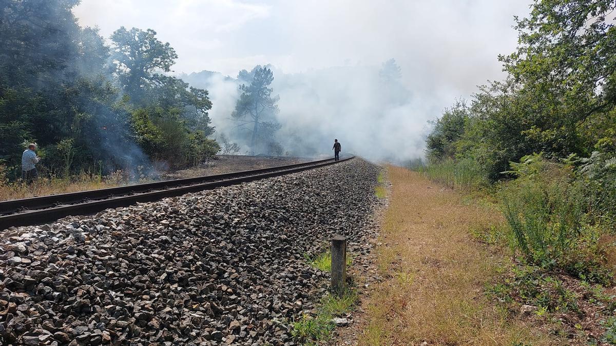Fuego en la vía en O Irixo, onde se aprecia la zona desbrozada al final del balasto