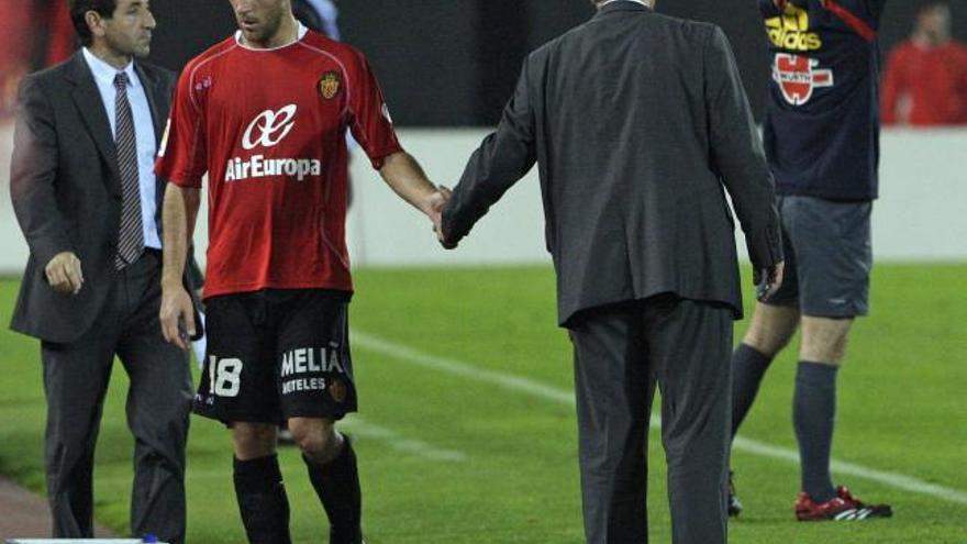 Víctor recibe la felicitación de Manzano tras su sustitución en el partido de ayer.